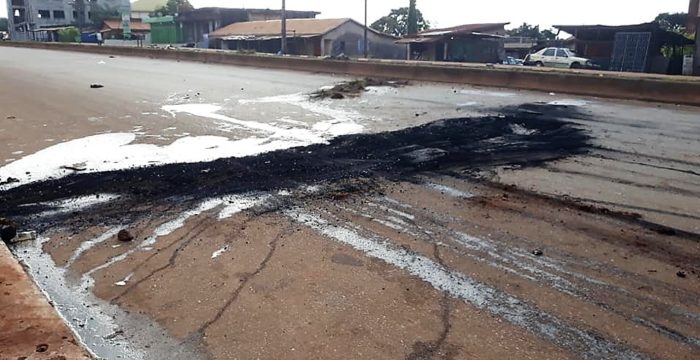 Conakry Des Jeunes Paralysent La Circulation Affiches Guin Ennes